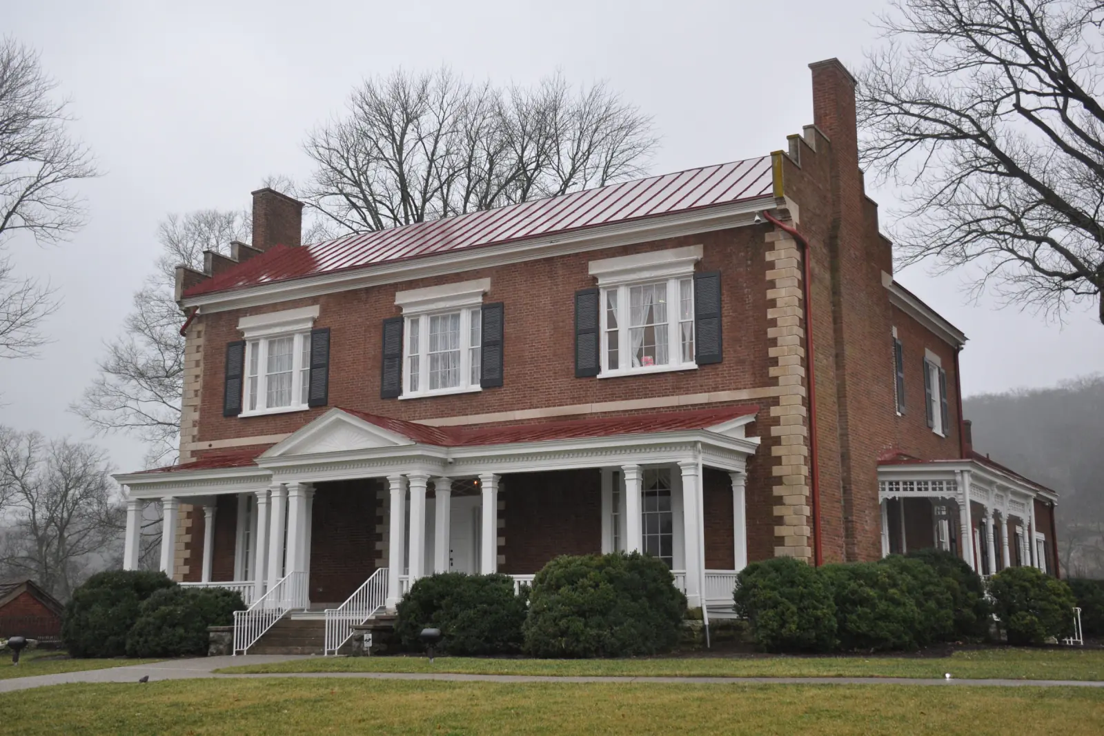 Ravenswood Mansion, an 1825 brick house with a white portico, in Brentwood, Tennessee